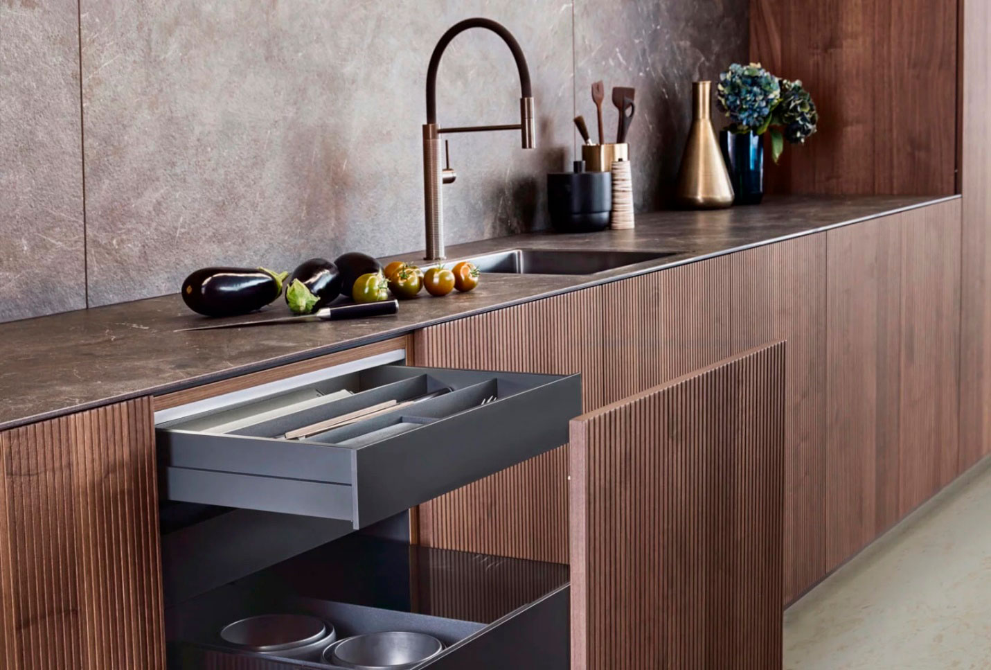 Kuhinjski front BOSSA – savremeni dizajn sa vertikalnim reljefom